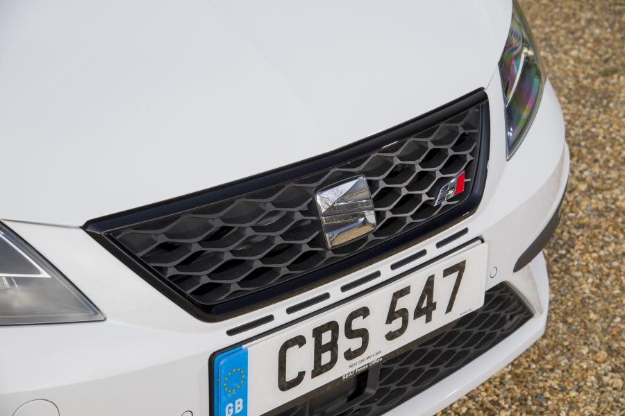 Детали экстерьера Seat Leon ST Cupra 300 2017 года  (UK) (фото 3 из 40)